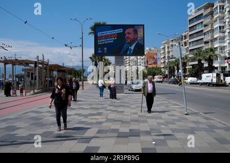 Izmir, Turquie. 24th mai 2023. Les gens marchent sous l'affiche électorale de Recep Tayyip Erdogan projetée sur le panneau d'affichage. Les images de Kemal Kilicdaroglu et de Recep Tayyip Erdogan ont été une fois de plus exposées sur des panneaux publicitaires, les élections ayant lieu au deuxième tour. (Photo de Murat Kocabas/SOPA Images/Sipa USA) crédit: SIPA USA/Alay Live News Banque D'Images