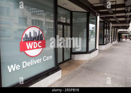 Seattle, États-Unis. 23 mai 2023. Nous livrons le bureau de soins sur 3rd ave dans le quartier commerçant de Westlake. Banque D'Images