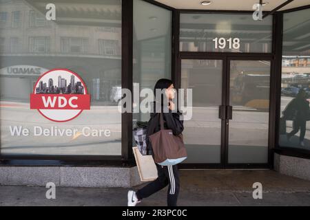 Seattle, États-Unis. 24 mai 2023. Une personne qui passe devant le bureau We livrer Care sur 3rd ave dans le quartier commercial de Westlake. Banque D'Images