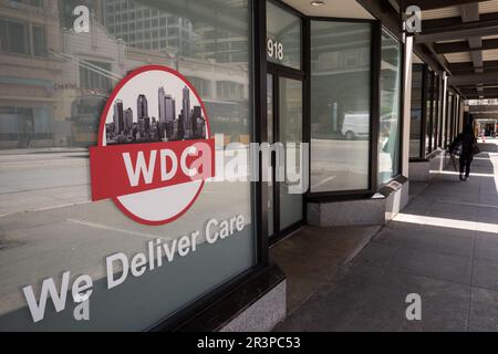 Seattle, États-Unis. 24 mai 2023. Une personne qui passe devant le bureau We livrer Care sur 3rd ave dans le quartier commercial de Westlake. Banque D'Images