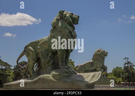 Lions dans le parc du Retiro à Madrid, Espagne Monumento a Alfonso XII, Leones en el parque El Retiro de Madrid, Espagne. Banque D'Images