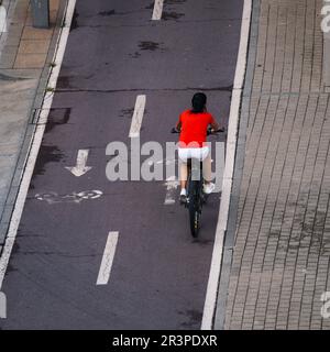 Cycliste dans la rue, mode de transport à vélo dans la ville de Bilbao, espagne Banque D'Images