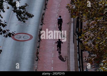 Cycliste dans la rue, mode de transport à vélo dans la ville de Bilbao, espagne Banque D'Images