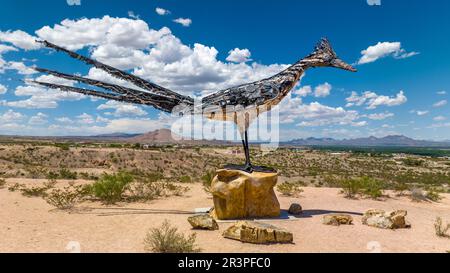 Grande roadrunner Sculpture, faite d'objets recyclés et jetés, situé à l'arrêt Rest à l'extérieur de Las Cruces, Nouveau-Mexique Banque D'Images