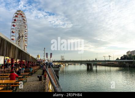 SÉVILLE, ESPAGNE - 1 JANVIER 2023 : fleuve Guadalquivir au coucher du soleil à Séville, Espagne sur 1 janvier 2023 Banque D'Images