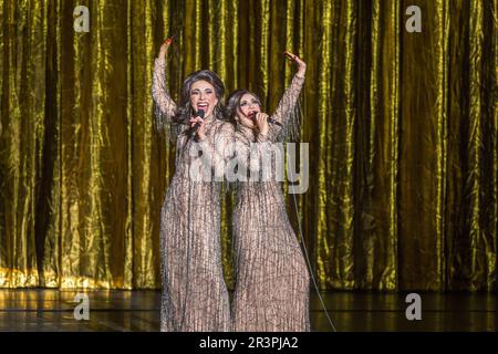 Ruth Bauer-Kvam et Katharine Mehrling dans All-chant, All-Dancing Yiddish Revue par Barrie Kosky Banque D'Images