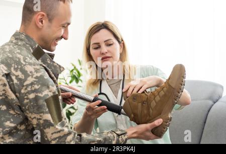 Portrait d'un militaire américain handicapé tenant une jambe de prothèse Banque D'Images