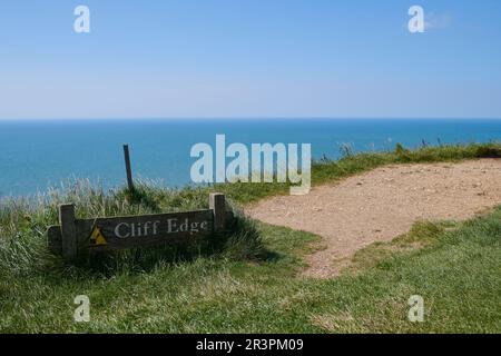 Un panneau d'avertissement pour le bord de la falaise en haut de Beach Head Banque D'Images