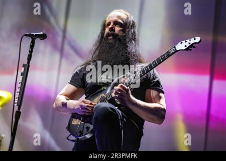 Milan, Italie. 07th mai 2022. John Petrucci du Dream Theatre joue en direct au Forum de Mediolanum Assago sur 07 mai 2022 à Milan, Italie (photo par Alessandro Bremec/NurPhoto) crédit: NurPhoto SRL/Alay Live News Banque D'Images