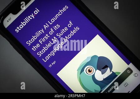 Vancouver, CANADA - 21 mai 2023 : Un article de blog « l'IA de stabilité lance la première de sa série de modèles linguistiques StableLM » vu dans le site Web de stabilité.ai Banque D'Images