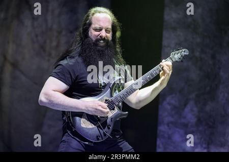 Milan, Italie. 07th mai 2022. John Petrucci du Dream Theatre joue en direct au Forum de Mediolanum Assago sur 07 mai 2022 à Milan, Italie (photo par Alessandro Bremec/NurPhoto) crédit: NurPhoto SRL/Alay Live News Banque D'Images