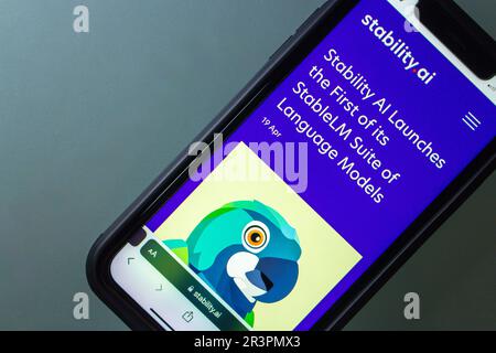Vancouver, CANADA - 21 mai 2023 : Un article de blog « l'IA de stabilité lance la première de sa série de modèles linguistiques StableLM » vu dans le site Web de stabilité.ai Banque D'Images