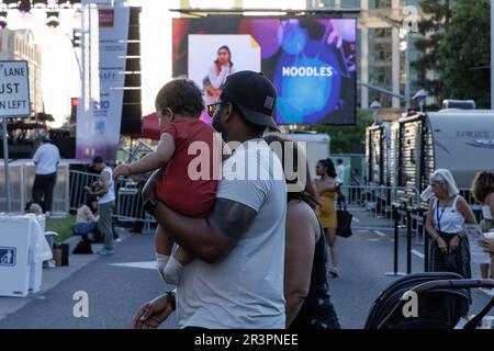 Sacramento, États-Unis. 19th mai 2023. Micah Mahinay, basé à San Francisco et à Los Angeles, connu par son DJ Stage Name Noodles Noodx, se produit au Capitole de l'État de Californie à Sacramento pendant le marché nocturne de l'AAPI pour célébrer le mois du patrimoine asiatique des îles du Pacifique, qui s'est tenu chaque année en mai. (Photo de Penny Collins/NurPhoto) Credit: NurPhoto SRL/Alay Live News Banque D'Images