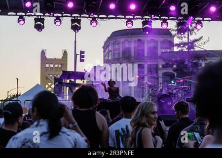 Sacramento, États-Unis. 19th mai 2023. Micah Mahinay, basé à San Francisco et à Los Angeles, connu par son DJ Stage Name Noodles Noodx, se produit au Capitole de l'État de Californie à Sacramento pendant le marché nocturne de l'AAPI pour célébrer le mois du patrimoine asiatique des îles du Pacifique, qui s'est tenu chaque année en mai. (Photo de Penny Collins/NurPhoto) Credit: NurPhoto SRL/Alay Live News Banque D'Images