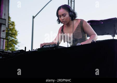 Sacramento, États-Unis. 20th mai 2023. Micah Mahinay, basé à San Francisco et à Los Angeles, connu par son DJ Stage Name Noodles Noodx, se produit au Capitole de l'État de Californie à Sacramento pendant le marché nocturne de l'AAPI pour célébrer le mois du patrimoine asiatique des îles du Pacifique, qui s'est tenu chaque année en mai. (Photo de Penny Collins/NurPhoto) Credit: NurPhoto SRL/Alay Live News Banque D'Images