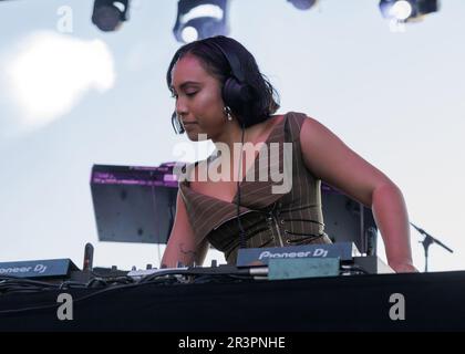 Sacramento, États-Unis. 20th mai 2023. Micah Mahinay, basé à San Francisco et à Los Angeles, connu par son DJ Stage Name Noodles Noodx, se produit au Capitole de l'État de Californie à Sacramento pendant le marché nocturne de l'AAPI pour célébrer le mois du patrimoine asiatique des îles du Pacifique, qui s'est tenu chaque année en mai. (Photo de Penny Collins/NurPhoto) Credit: NurPhoto SRL/Alay Live News Banque D'Images