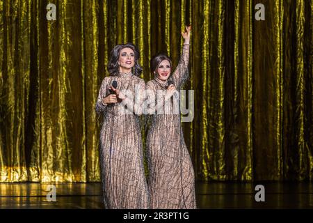 Ruth Bauer-Kvam et Katharine Mehrling dans All-chant, All-Dancing Yiddish Revue par Barrie Kosky Banque D'Images