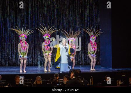 Barbara Spitz dans All-chant, All-Dancing Yiddish Revue von Barrie Kosky Banque D'Images