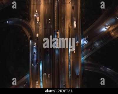 Vue de dessus de la circulation routière sur le croisement de l'autoroute à voies multiples Banque D'Images