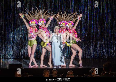 Barbara Spitz dans All-chant, All-Dancing Yiddish Revue von Barrie Kosky Banque D'Images