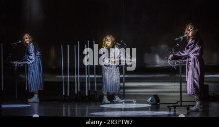 'Und sicher ist mit mir die Welt verschwunden' - In Stück von Sibylle Berg am Gorki Theatre à Berlin. Regie: Sebastian Nübling mit Anastasia Gubar Banque D'Images