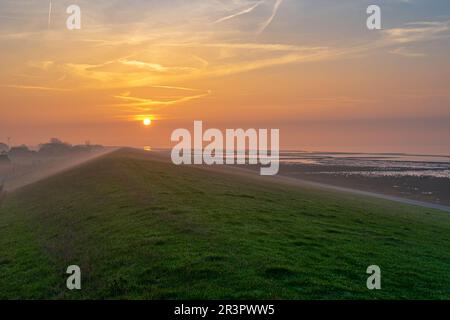 Coucher de soleil sur les rives de la Mer du Nord Frise orientale Banque D'Images