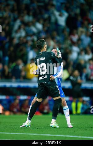 Cornellà, Espagne, 24, mai 2023. Espagnol la Liga : RCD Espanyol / Atlético de Madrid. Pacheco (13) célèbre la troisième partition avec Aleix Vidal (22). Crédit : JG/Alay Live News Banque D'Images