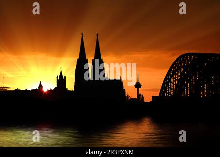 Gross Sankt Martin, cathédrale sur le Rhin et tour de télévision au coucher du soleil, composition, Allemagne, Rhénanie-du-Nord-Westphalie, Cologne Banque D'Images