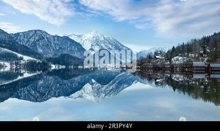 Hiver alpin panorama du lac (lac Grundlsee, Autriche). Banque D'Images