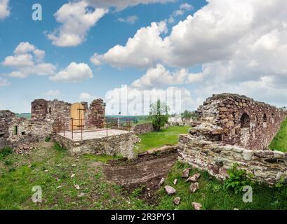 Pidzamochok printemps château ruines, Région de Ternopil, Ukraine. Banque D'Images