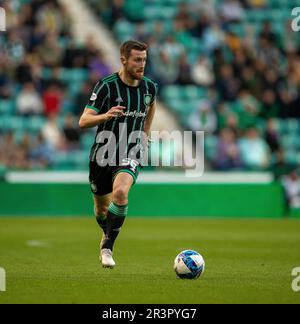 24th mai 2023 ; Easter Road, Édimbourg, Écosse : Scottish Premiership football, Hibernian versus Celtic ; Anthony Ralston de Celtic sur le ballon Banque D'Images