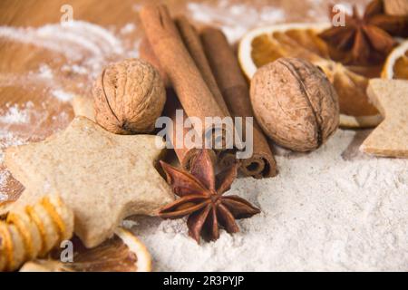 biscuits, anis étoilé, bâtonnets de cannelle, tranches d'orange séchées et noix avec le repas Banque D'Images