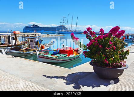 Bateau de croisière dans le port de Katakolon, Grèce, Péloponnèse, Elis , Katakolon Banque D'Images