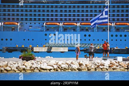 Bateau de croisière et touristes dans le port, Grèce, Péloponnèse, Elis , Katakolo Banque D'Images