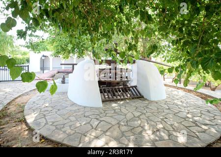 Noria junto a la Iglesia de Jesús,. construida en el siglo XV, pueblo de Jesus, Ibiza, Baléares, Espagne. Banque D'Images