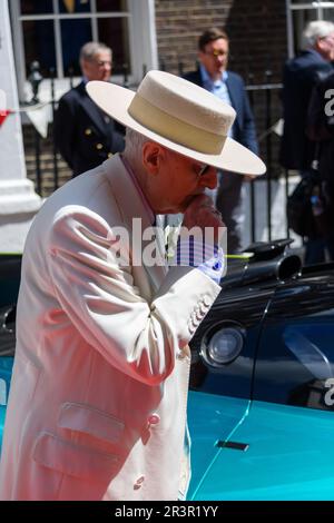 Londres, Royaume-Uni, 24th mai 2023, Concours on Savile Row promet de montrer la célèbre rue à son meilleur, en célébrant le style britannique et le savoir-faire. De retour pour son année 2nd du mercredi 24th au jeudi 25th mai, de 10am à 8pm. Entrée gratuite. Savile Row est la destination ultime au monde pour son savoir-faire exceptionnel et sa personnalisation sur mesure, en nourrissant des générations de connaissances et de compétences dans la confection de costumes.Soho George visite de Savile Row., Andrew Lalchan Photography/Alamy Live News Banque D'Images