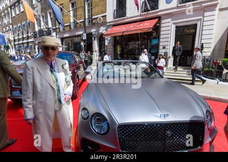 Londres, Royaume-Uni, 24th mai 2023, Concours on Savile Row promet de montrer la célèbre rue à son meilleur, en célébrant le style britannique et le savoir-faire. De retour pour son année 2nd du mercredi 24th au jeudi 25th mai, de 10am à 8pm. Entrée gratuite. Savile Row est la destination ultime au monde pour son savoir-faire exceptionnel et sa personnalisation sur mesure, en nourrissant des générations de connaissances et de compétences dans la confection de costumes.Soho George visite de Savile Row., Andrew Lalchan Photography/Alamy Live News Banque D'Images