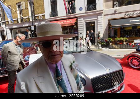 Londres, Royaume-Uni, 24th mai 2023, Concours on Savile Row promet de montrer la célèbre rue à son meilleur, en célébrant le style britannique et le savoir-faire. De retour pour son année 2nd du mercredi 24th au jeudi 25th mai, de 10am à 8pm. Entrée gratuite. Savile Row est la destination ultime au monde pour son savoir-faire exceptionnel et sa personnalisation sur mesure, en nourrissant des générations de connaissances et de compétences dans la confection de costumes.Soho George visite de Savile Row., Andrew Lalchan Photography/Alamy Live News Banque D'Images