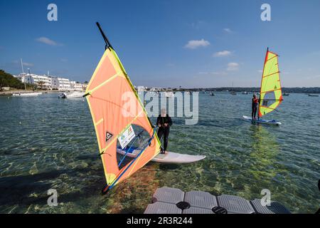 Estany des Peix, Ecole de voile, Formentera, Iles Pitiuses, Communauté des Baléares, Espagne. Banque D'Images