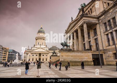 Konzerthaus y Deutscher Dom (Catedral Alemana). Gendarmenmarkt (Mercado de los gendarmes) . Berlin, Alemania, europe. Banque D'Images