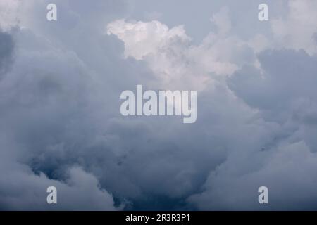 Nuages de pluie au-dessus du lac Pombie, vallée de l'Aneou, Parc National des Pyrénées, Pyrénées Atlantiques, France. Banque D'Images