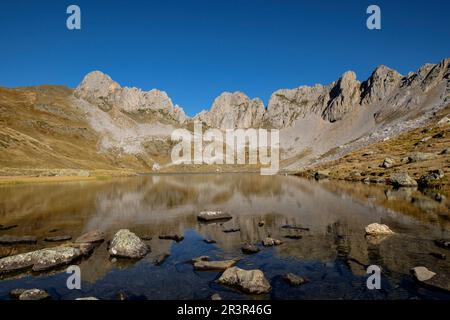 Ibón de Acherito, avec la Peña de l'Ibon, 2130 mts et le pic de la Ralla, 2146 m dans le deuxième terme, la vallée de hecho, vallées de l'ouest, du massif pyrénéen, province de Huesca, Aragon, Espagne, Europe. Banque D'Images