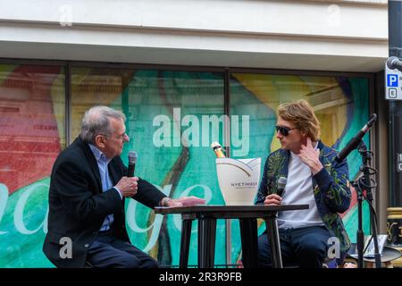 Londres, Royaume-Uni, 24th mai 2023, Concours on Savile Row promet de montrer la célèbre rue à son meilleur, en célébrant le style britannique et le savoir-faire. De retour pour son année 2nd du mercredi 24th au jeudi 25th mai, de 10am à 8pm. Entrée gratuite. Savile Row est la destination ultime au monde pour un savoir-faire exceptionnel et une adaptation sur mesure, en nourrissant des générations de connaissances et de compétences dans la fabrication de costumes. Nick Hewer parle de la diffusion., Andrew Lalchan Photography/Alamy Live News Banque D'Images