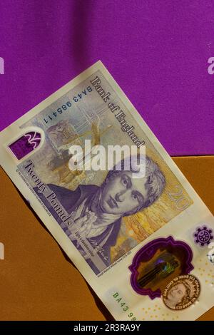 Angleterre, Royaume-Uni 7 mai 2023Twenty livres sterling sur fond violet brun. 20 livres. Bureau de change. Vue du dessus du billet de banque en papier. Argent liquide. S Banque D'Images