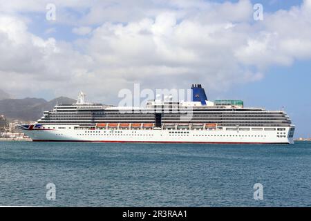 Arcadia, P&O Cruises croisière Vista classe paquebot amarré à Ceuta, une ville autonome espagnole sur la côte nord de l'Afrique, bordée par le Maroc, avril 2023. Banque D'Images