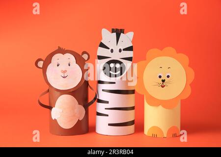 Singe jouet, lion et zèbre fait de papier toilette hubs sur fond orange. Idées faites à la main pour les enfants Banque D'Images