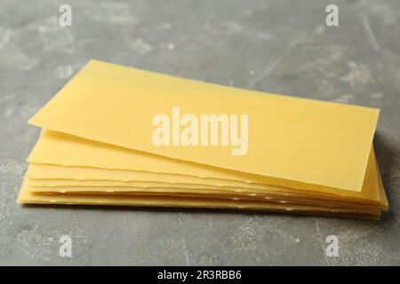 Feuilles de lasagne non cuites sur table sombre, gros plan Banque D'Images