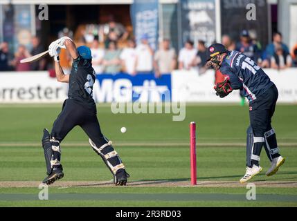 Northampton 24 mai :Kashif Ali WORCESTERSHIRE RAPIDS en action battant avec Lewis McManus de Northamptonshire yeux la balle pendant le match de Blast Vitality T20 entre les Steelbacks de Northamptonshire et les rapides de Worcestershire au terrain de comté Northampton Angleterre . Banque D'Images