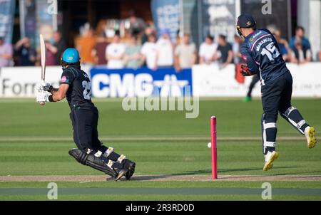 Northampton 24 mai :Kashif Ali WORCESTERSHIRE RAPIDS en action battant avec Lewis McManus de Northamptonshire yeux la balle pendant le match de Blast Vitality T20 entre les Steelbacks de Northamptonshire et les rapides de Worcestershire au terrain de comté Northampton Angleterre . Banque D'Images