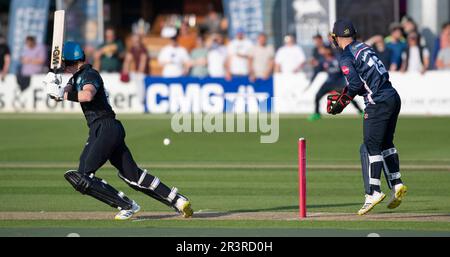 Northampton 24 mai :Kashif Ali WORCESTERSHIRE RAPIDS en action battant avec Lewis McManus de Northamptonshire yeux la balle pendant le match de Blast Vitality T20 entre les Steelbacks de Northamptonshire et les rapides de Worcestershire au terrain de comté Northampton Angleterre . Banque D'Images